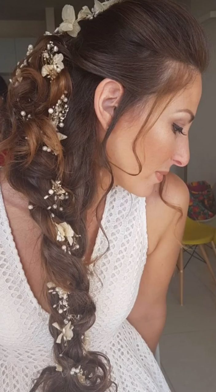צמה רכה עם פנינים ופרחים