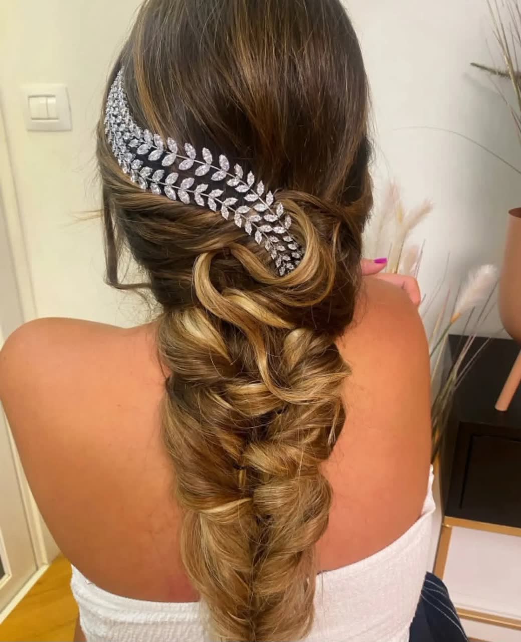 צמה רכה עם אביזר שיער משובץ