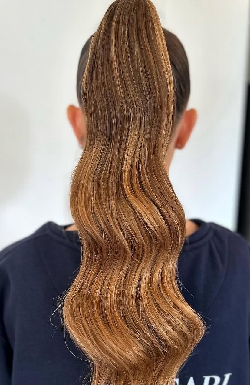 קוקו גבוה עם גלים בגוון נחושת